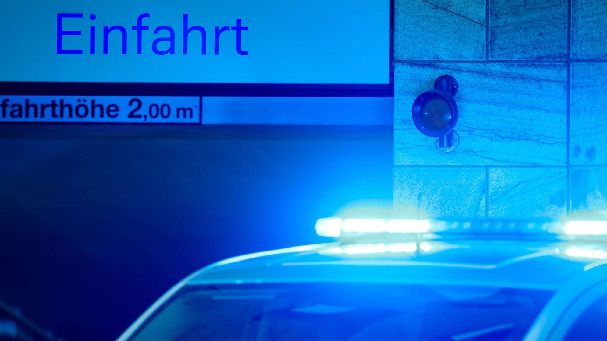 Polizeiauto mit Blaulicht vor einer Tiefgarage in Mönchengladbach