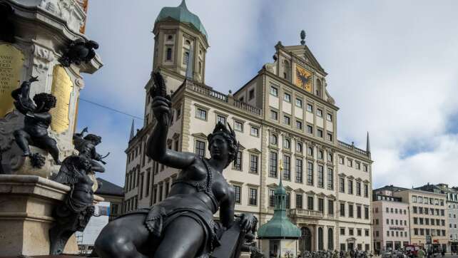 Männer klettern über Gerüst in Augsburger Rathaus