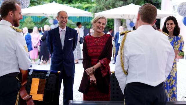 Britische Royals schnuppern in Portugal an Basilikum