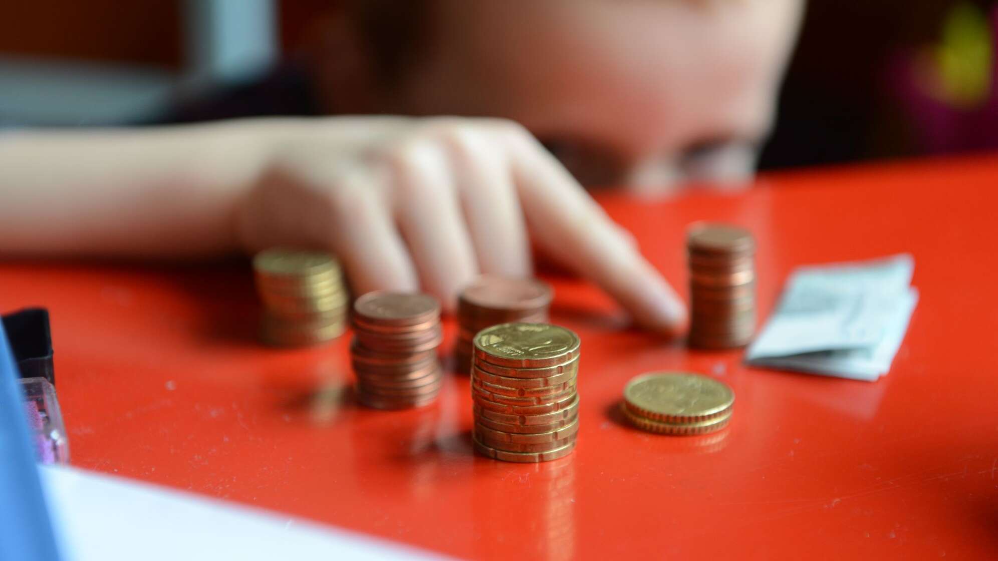 Wenig Geld für Schulhefte und Buntstifte
