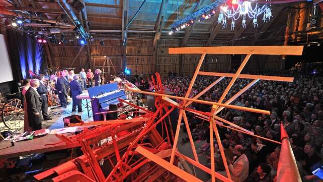 Stelzenfestspiele mit Kuh-Gesprächen und Gülle-Orgel