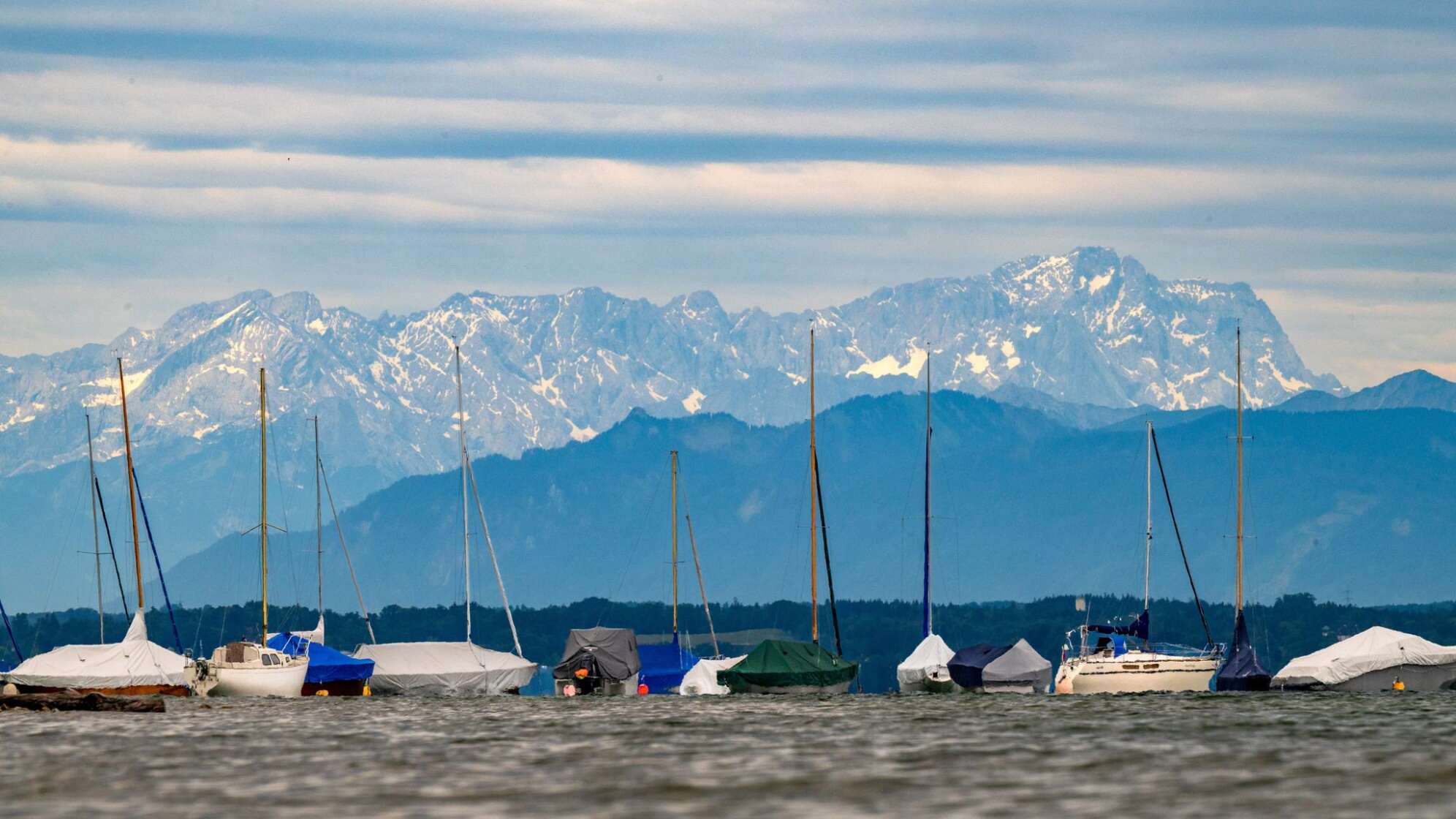 Boote vor Starnberger See vor Alpenkulisse