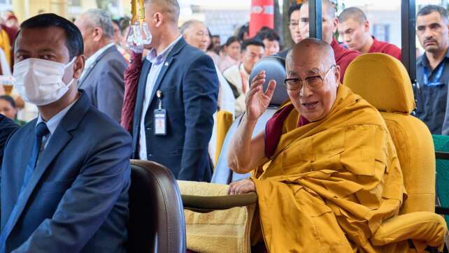 Dalai Lama reist für Kniebehandlung nach Neu-Delhi