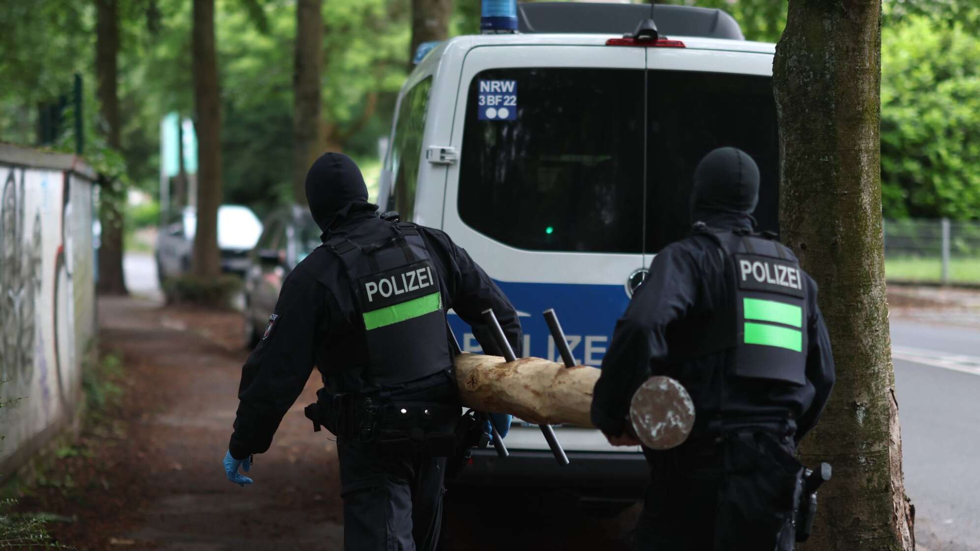 Razzien gegen Großfamilie nach Angriff auf Polizisten