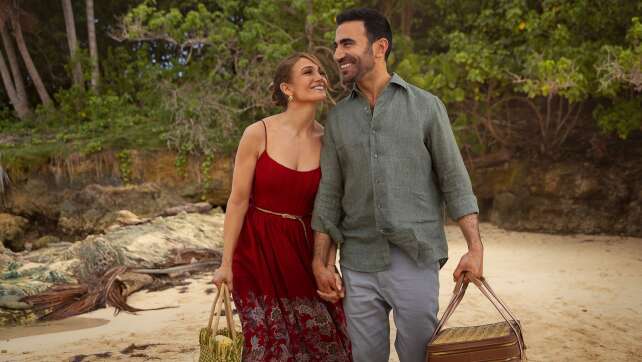 Nur eine Affäre? JLo und Brett Goldstein in «Office Romance»