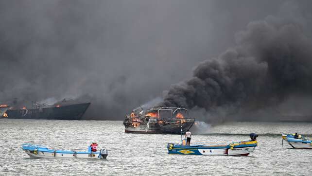 Feuer am Hafen in Ecuador: Mehr als 35 Boote brennen