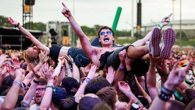 Viel Arbeit für Sanitäter bei Rock im Park - weniger Alkohol