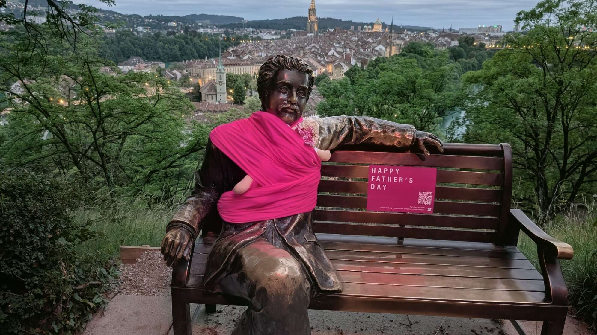 Einstein mit Babytragetuch in Bern