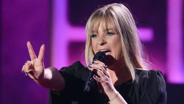 Marina Marx fällt von Fernsehgarten-Bühne – und singt weiter