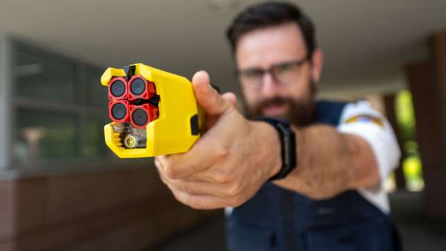 Mit dem Taser auf Streife: Schonende oder gefährliche Waffe?