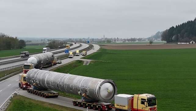 Linde-Schwertransport: rund 170 Tonnen schwere Anlagenteile auf dem Weg von Tacherting über Malching bis Bayernhafen Passau – Ziel Cape Canaveral, USA