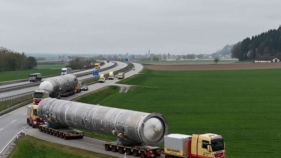 Linde-Schwertransport: rund 170 Tonnen schwere Anlagenteile auf dem Weg von Tacherting über Malching bis Bayernhafen Passau – Ziel Cape Canaveral, USA