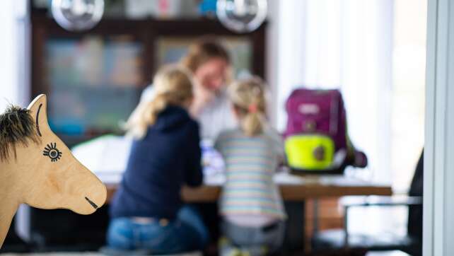 Umfrage: Eltern setzen bei Wertevermittlung auch auf KI