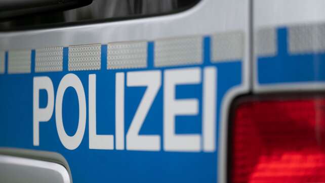 Mann wirft Pflastersteine auf Polizeiautos
