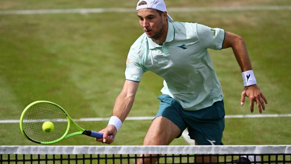 Struff und Hanfmann gelingen umkämpfte Siege in Stuttgart