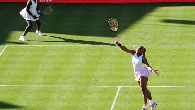 Topstar Serena Williams feiert Sieg bei Tennis-Comeback