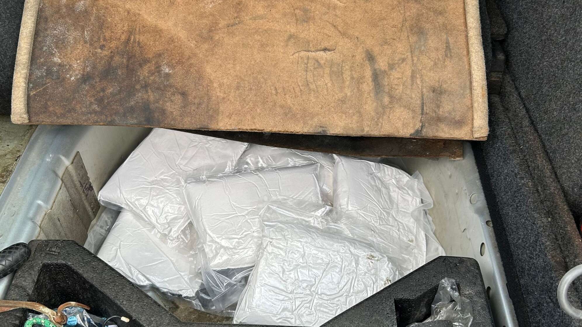 Zollbeamte finden kiloweise Drogen in Autoversteck
