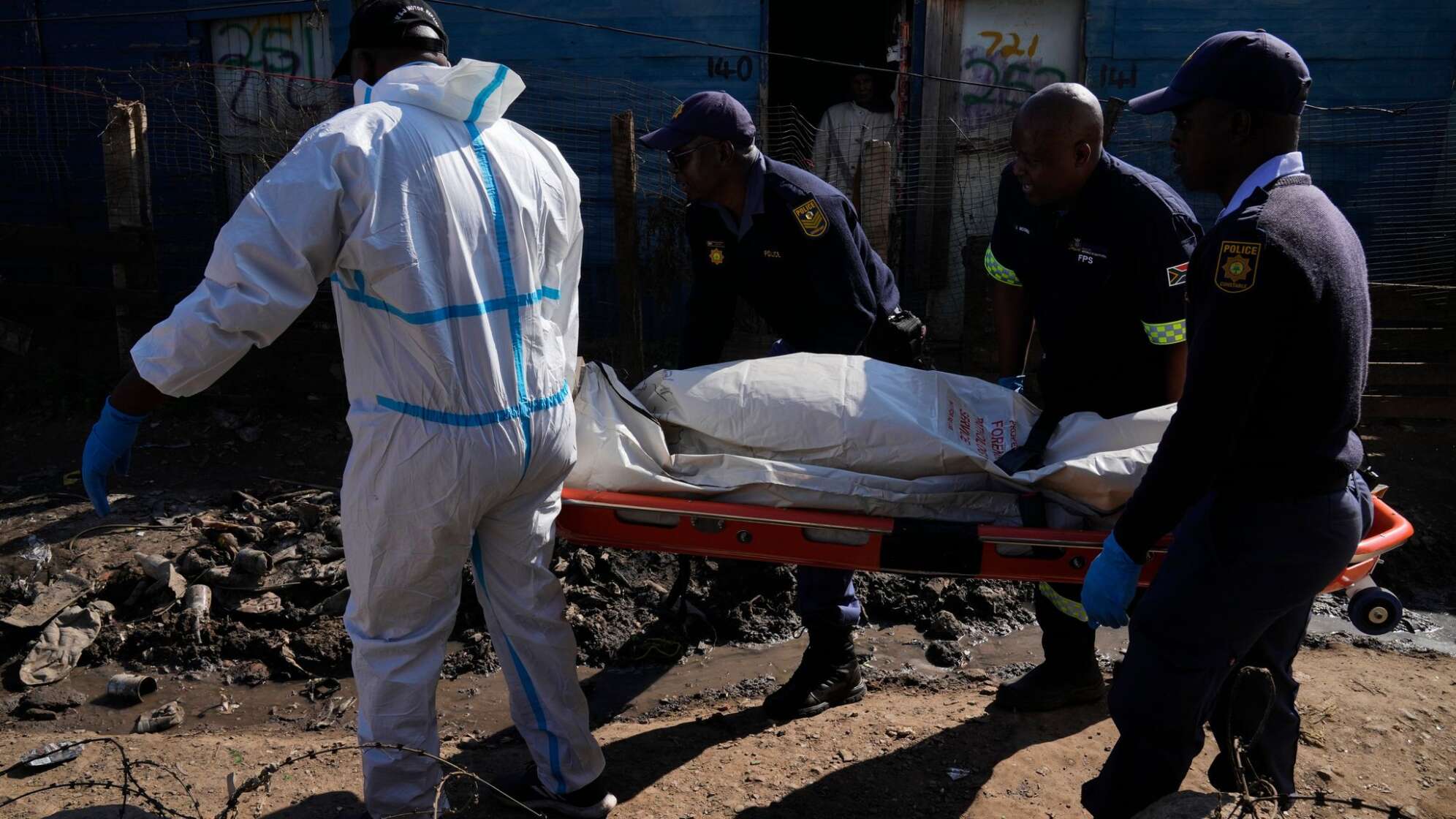 Bewaffnete in Südafrika fallen in Siedlung ein