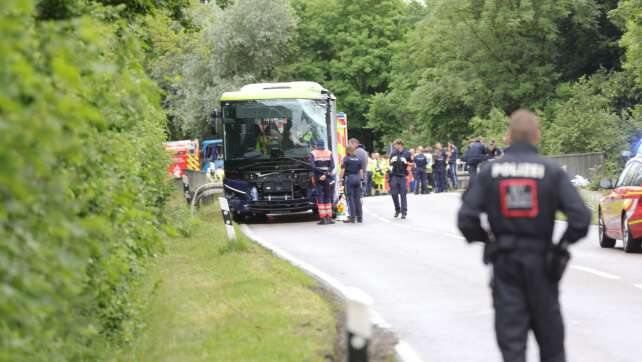 Ein totes Schulkind und viele Verletzte bei Bus-Zusammenstoß