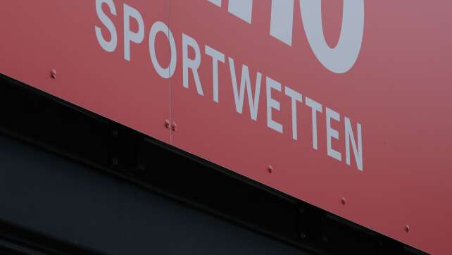 Rote Karten warnen vor Suchtgefahr zur WM
