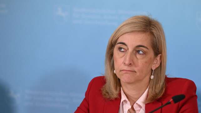 Warken will neue Milliardenlücke bei Krankenkassen schließen