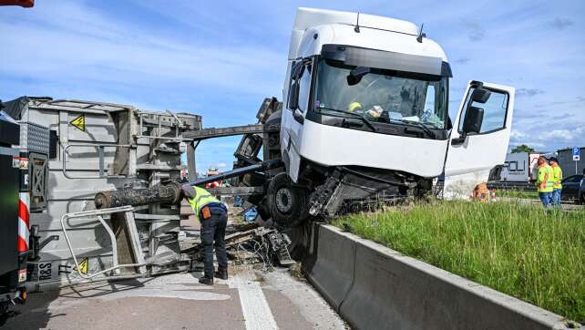Lkw kippt nach Reifenplatzer um - Trümmer fliegen umher