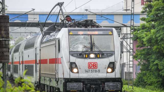 Intercity reißt Oberleitung hinunter - Reisende sitzen fest