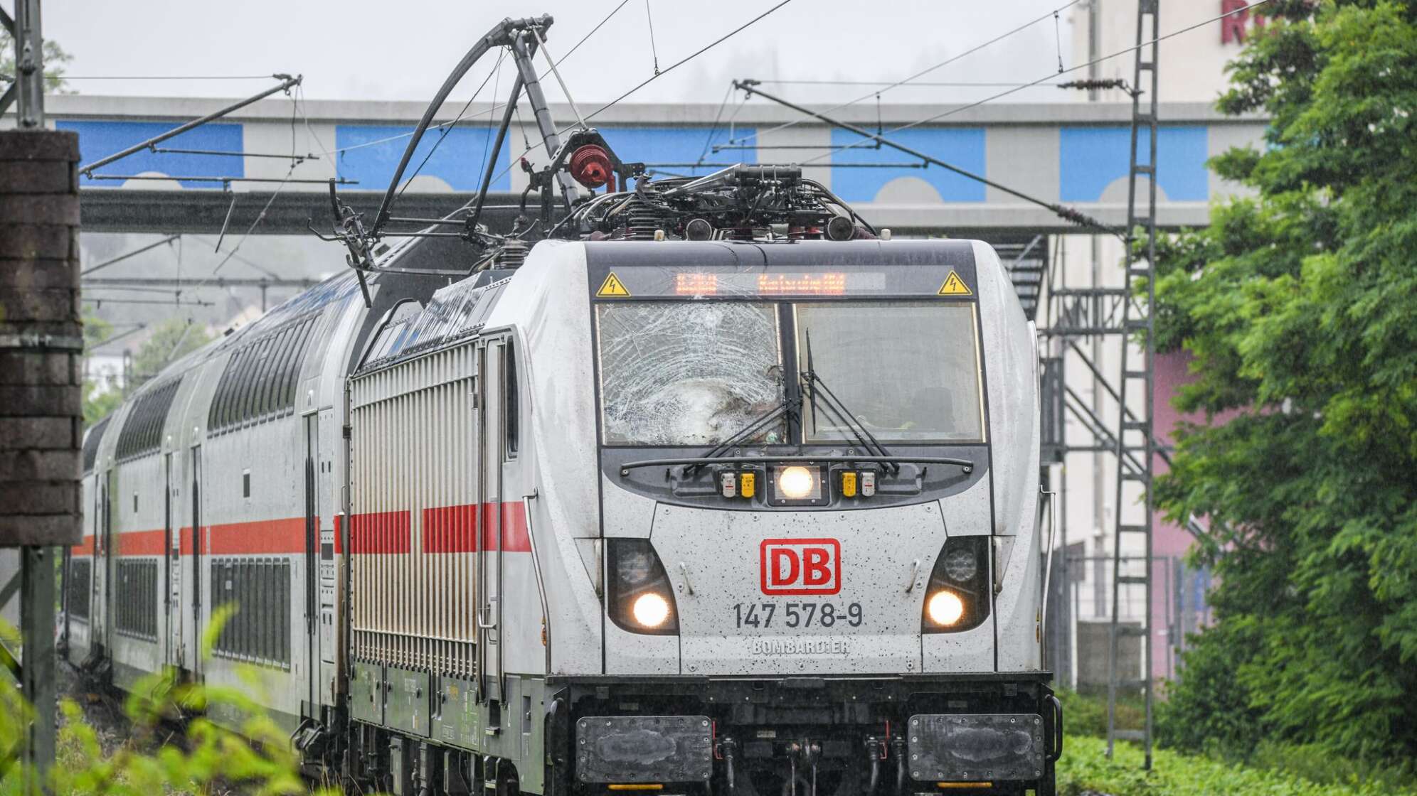 Oberleitung fällt auf Intercity