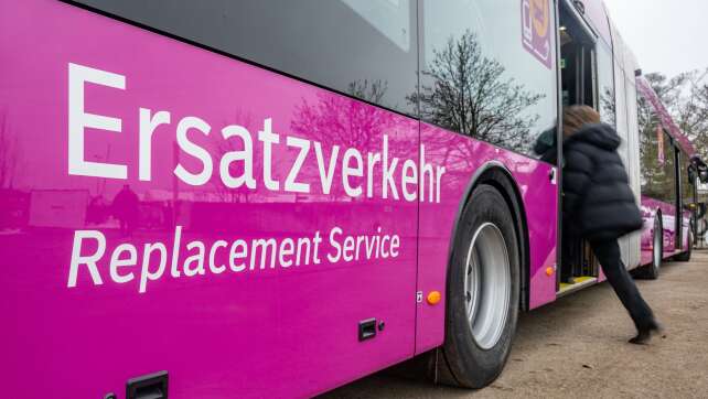 Bahn-Sanierung: Im purpurfarbenen Bus durch Ostbayern