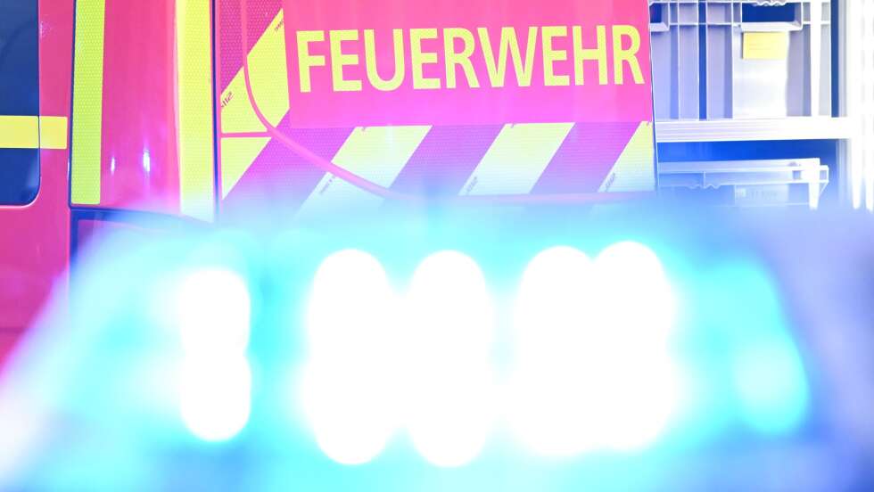 Rund 25 Paletten mit Akkus brennen auf Firmengelände