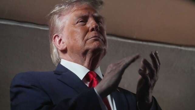 Käfigkampf vor dem Weißen Haus - Trump feiert 80. Geburtstag