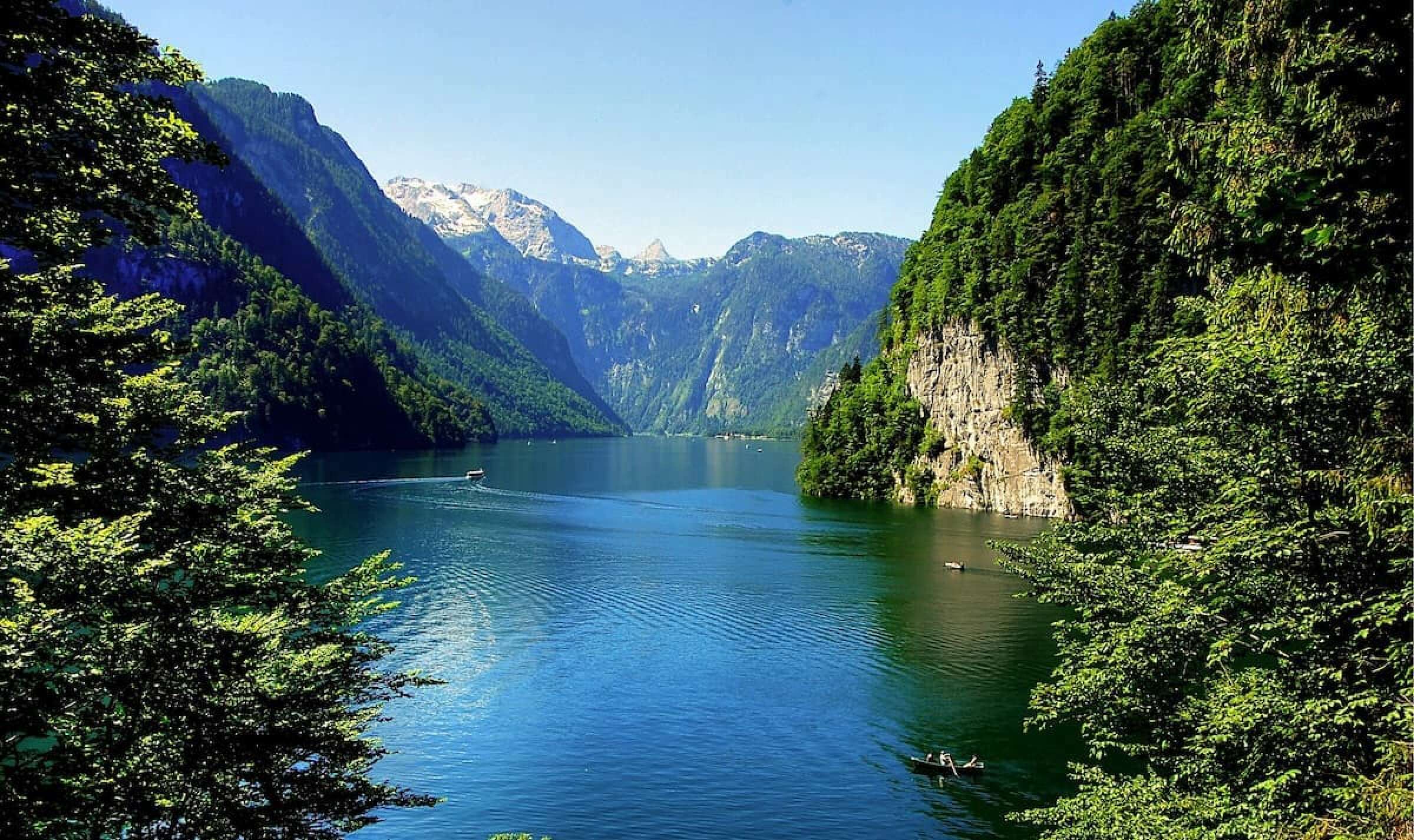 Der Königssee liegt mitten in den Bergen