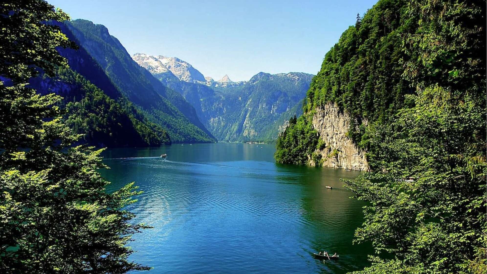 Der Königssee liegt mitten in den Bergen