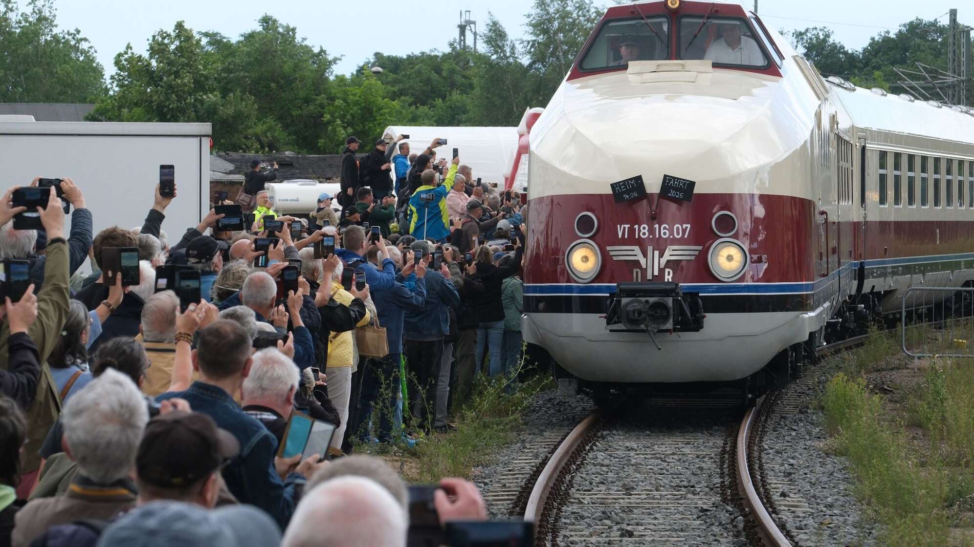 Ankunft des DDR-Prestigezuges VT 18.16 in Radebeul