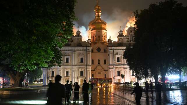 Russische Angriffe auf Kiew - berühmtes Höhlenkloster brennt