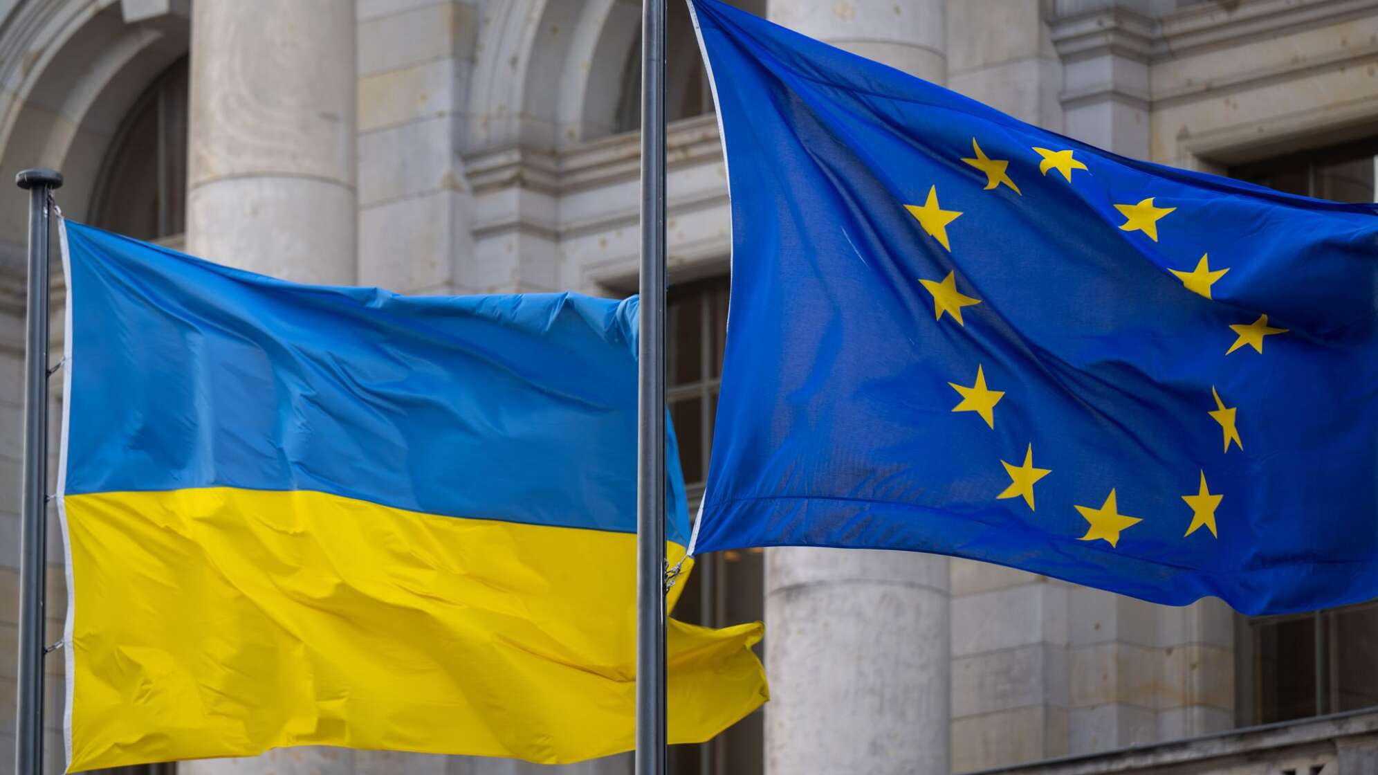 Flaggen der Ukraine und der Europäischen Union