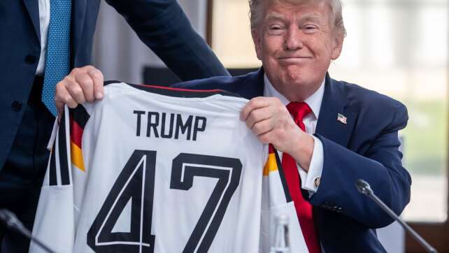 Merz schenkt Trump Nationalmannschafts-Trikot mit Nummer 47