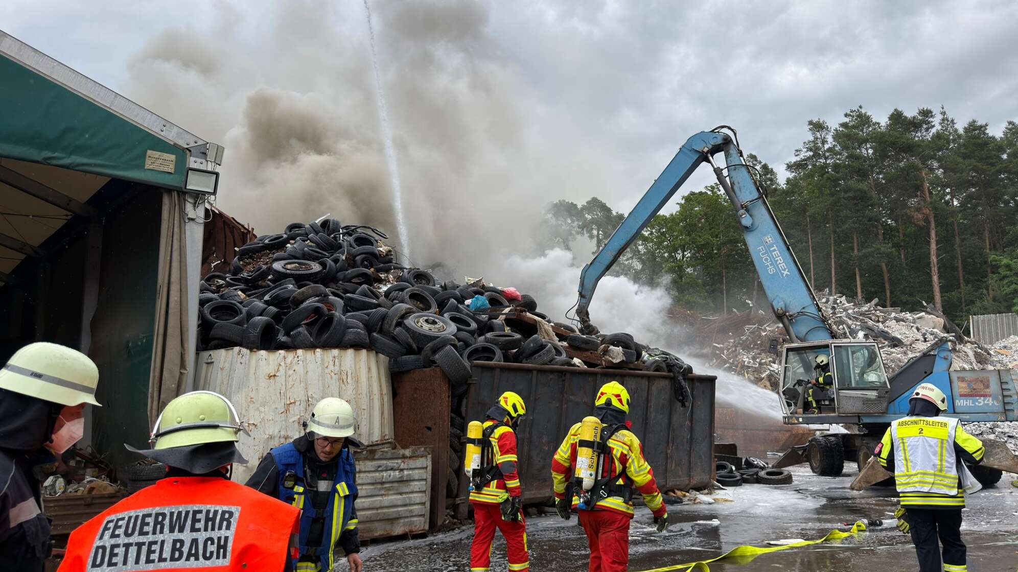 Brand bei Entsorgungsfirma - Behörden warnen Anwohner