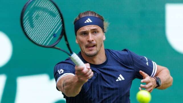 Rasenauftakt mit Problemen: Zverev in Halle im Achtelfinale