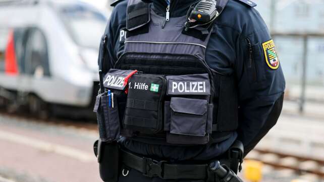 Zugbegleiterin von Fahrgast attackiert