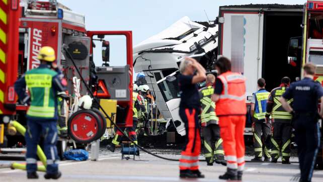 Lastwagen stoßen auf Bundesstraße zusammen - Fahrer stirbt