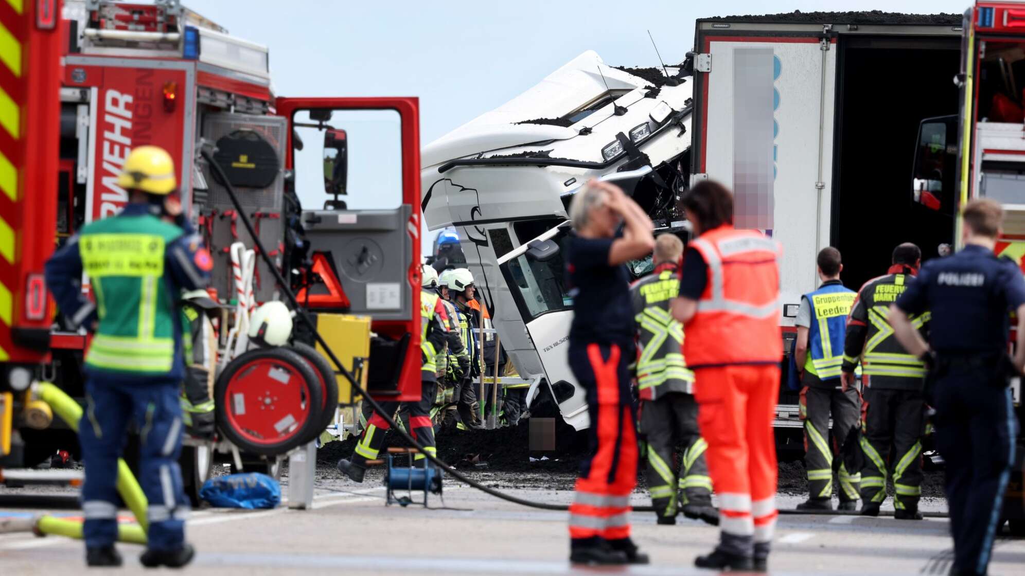 Ein Toter nach Unfall mit zwei Lastwagen