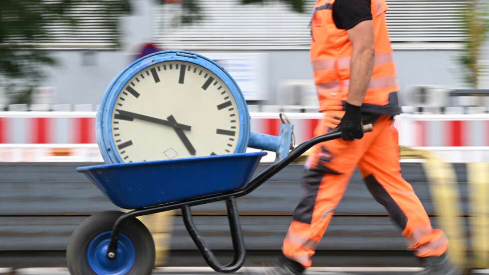 Bayerische Unternehmen fordern wöchentliche Höchstarbeitszeit – Gewerkschaften warnen vor Risiken für Beschäftigte