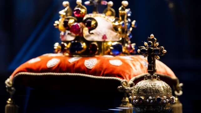 Prager Burg stellt Böhmische Kronjuwelen aus