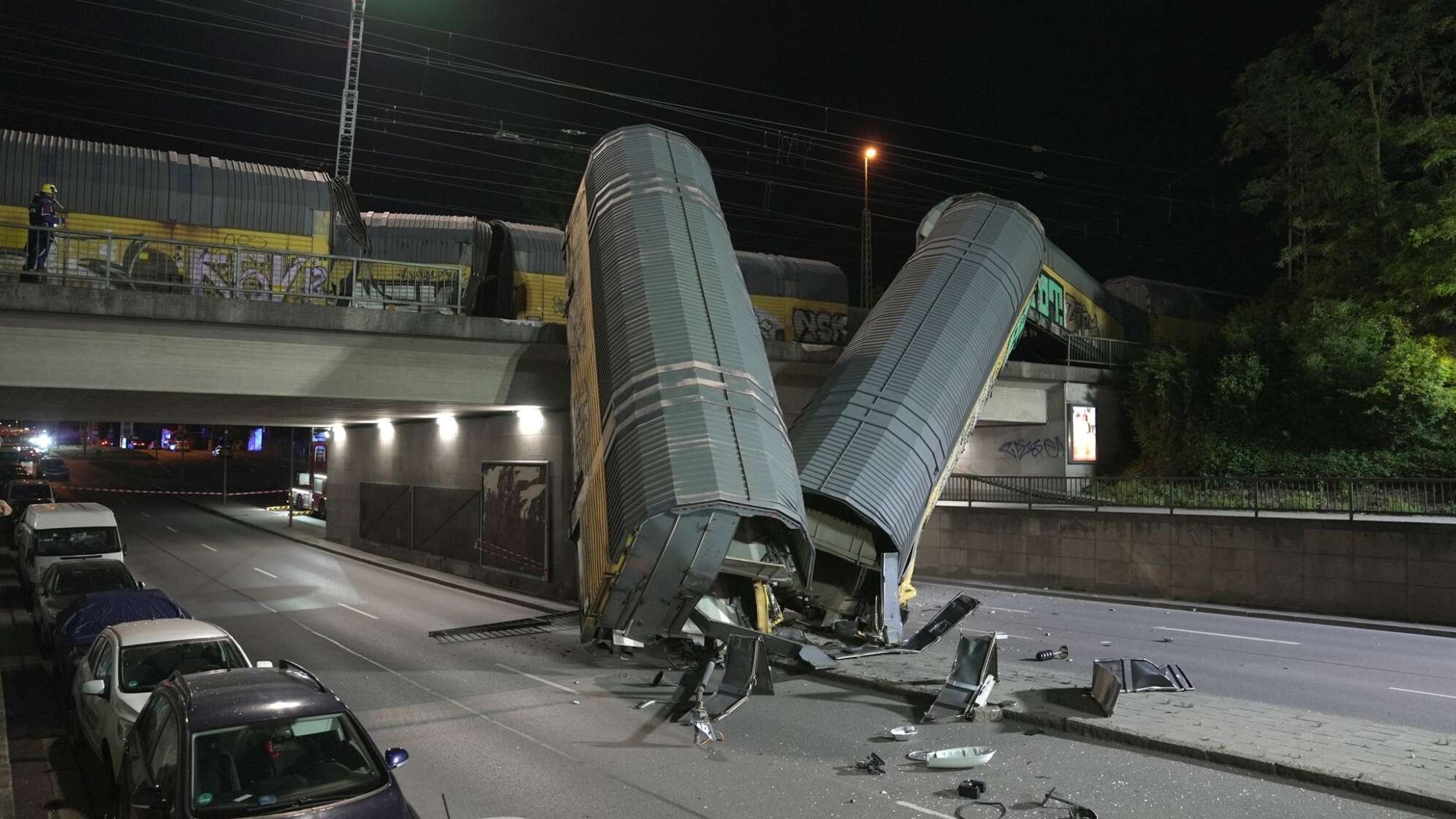 Güterzug stürzt in München von Brücke
