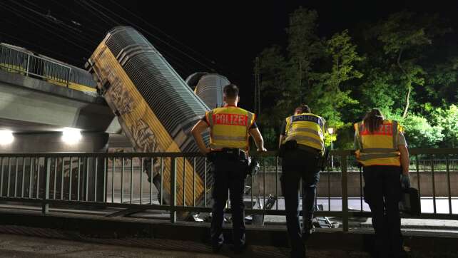 Was über den Absturz zweier Güterzug-Waggons bekannt ist