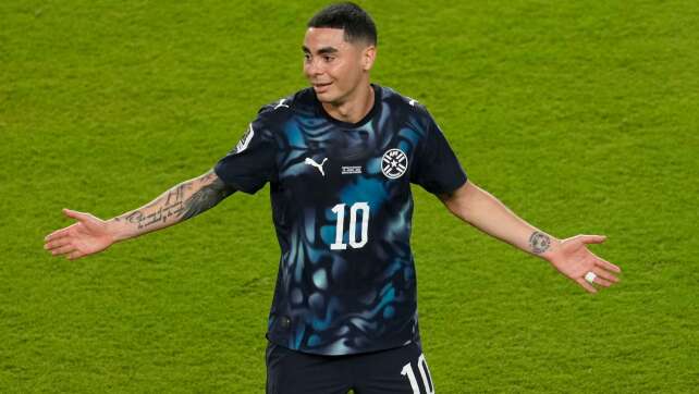 Hand vor dem Mund: Paraguays Almirón sieht Rote Karte