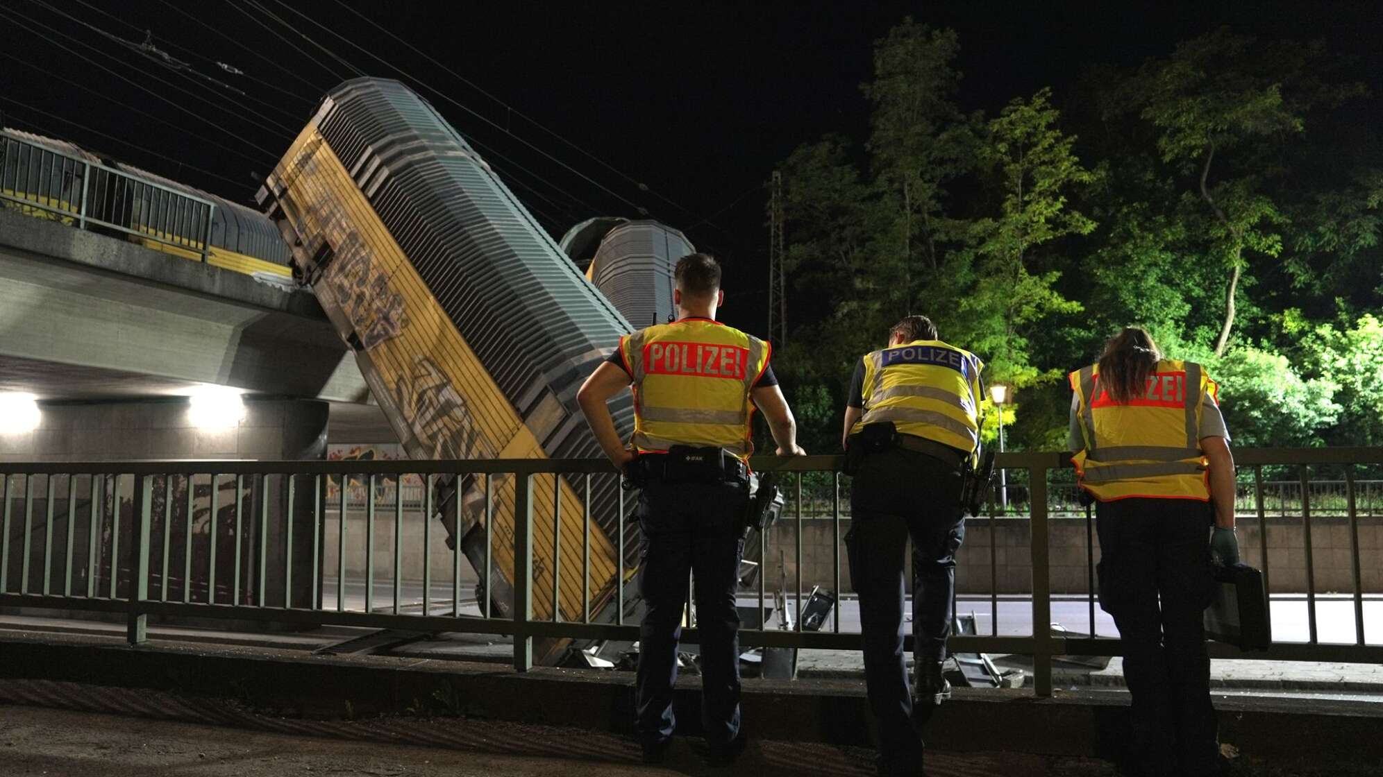 Güterzug stürzt in München von Brücke