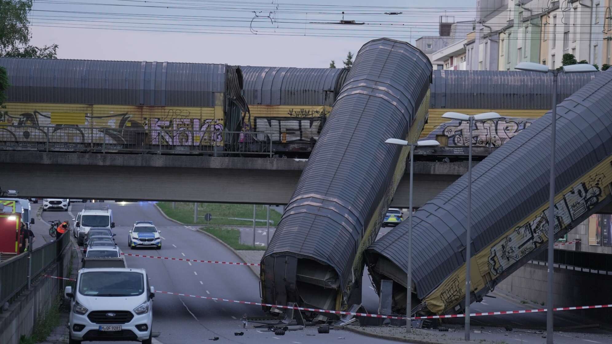 Güterzug stürzt in München von Brücke
