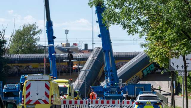 Bergung abgestürzter Waggons mit Schwerlastkränen